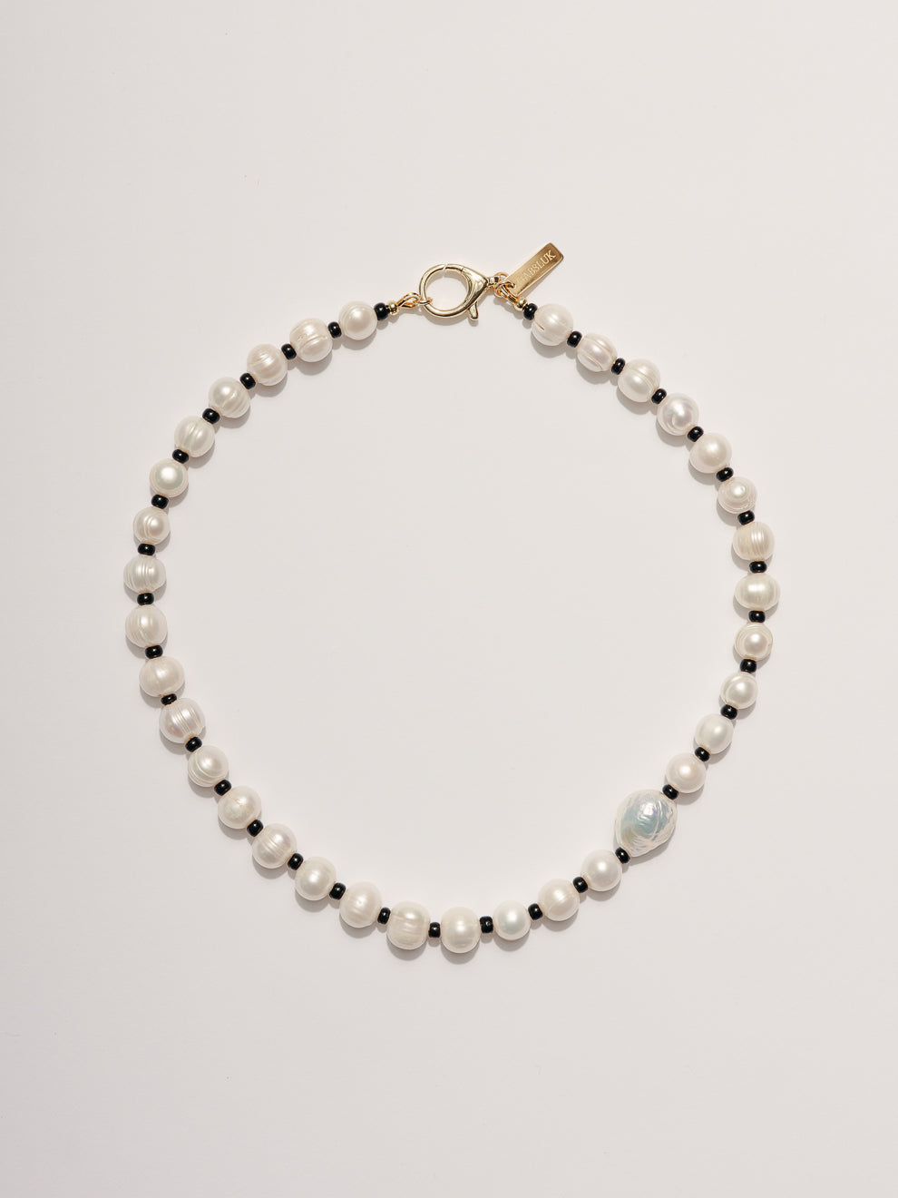 Contrast Pearl Necklace