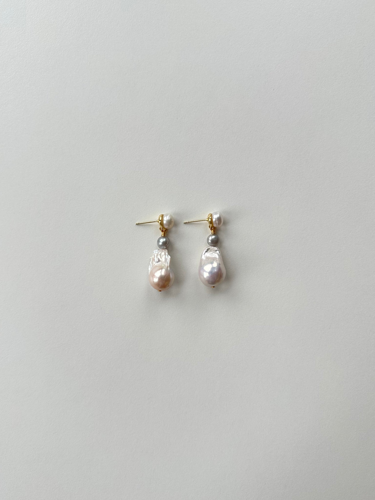 GREY PEARL EARRINGS