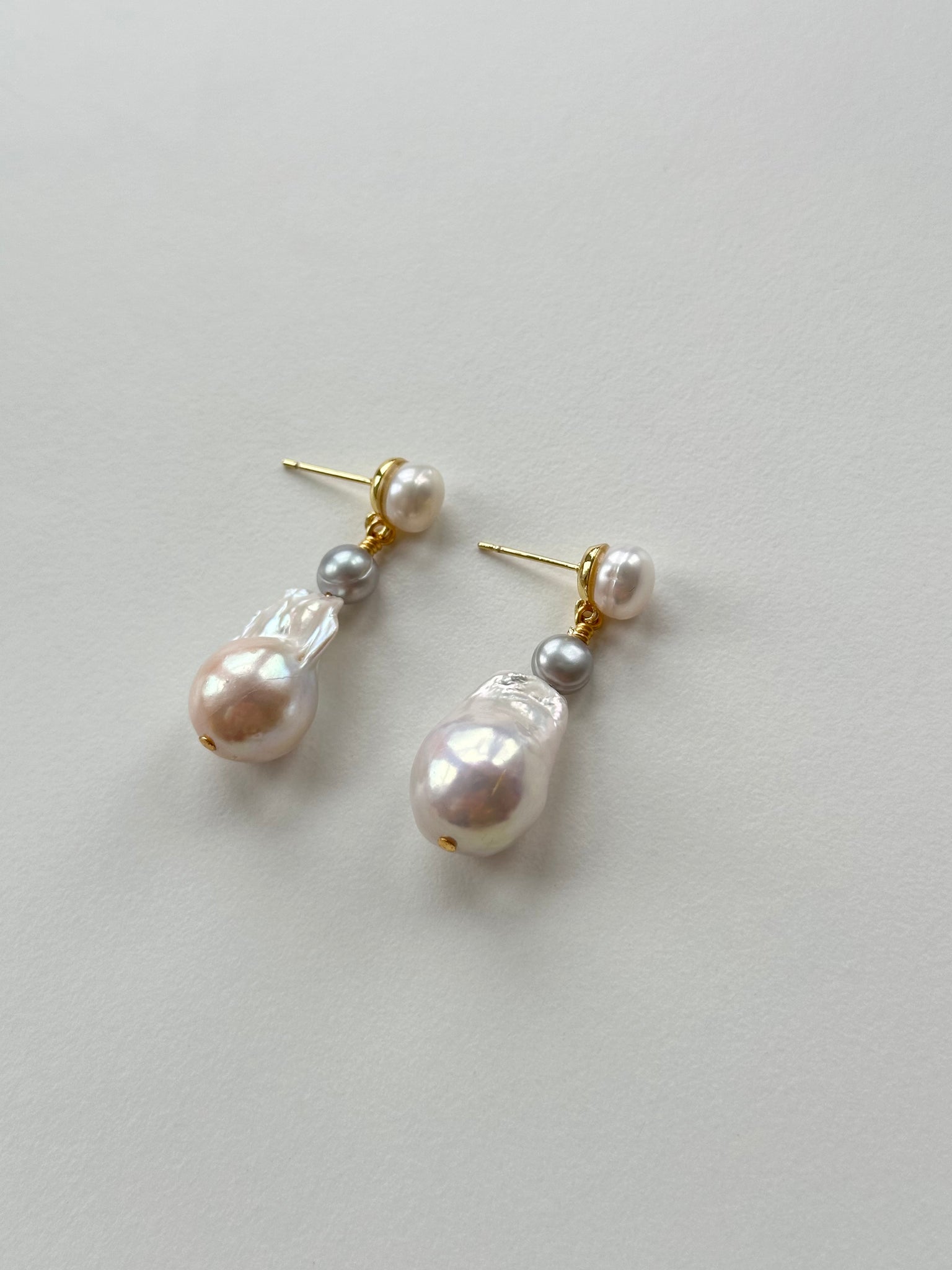 GREY PEARL EARRINGS