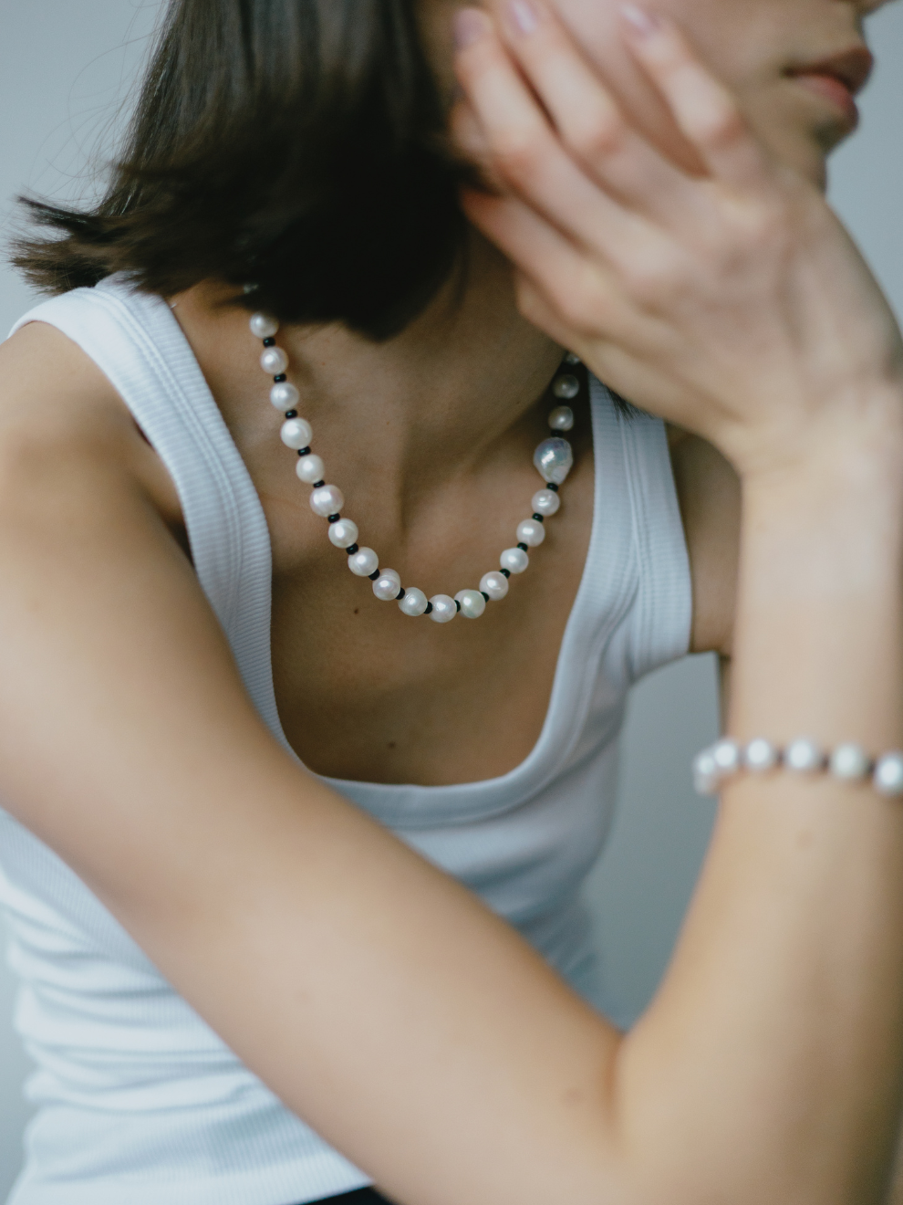 Contrast Pearl Necklace